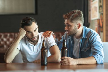iki arkadaş kafede birlikte bira içmek