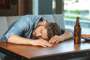 kafede masada uyuyan sarhoş adam