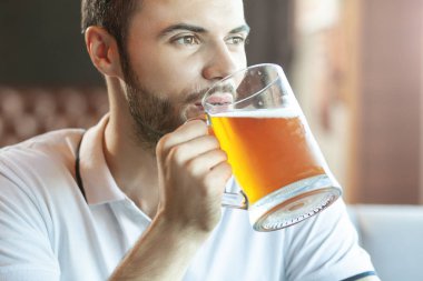 bira içme sakallı adam portresi