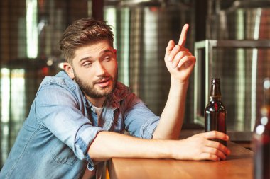 sarhoş adam barda oturan sayaç ve barmen için konuşuyor