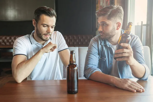 Кавказские Мужчины Вместе Пьют Пиво Кафе — стоковое фото