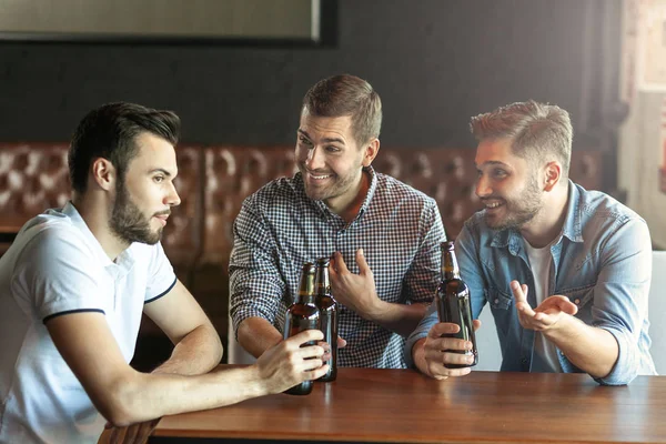 Tre Amici Che Parlano Insieme Mentre Bevono Birra Nel Caffè — Foto Stock