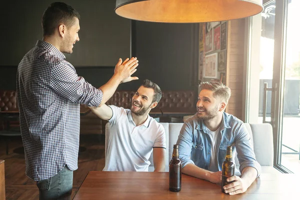 Amigos Masculinos Que Reúnen Cafetería Dando Cinco — Foto de Stock