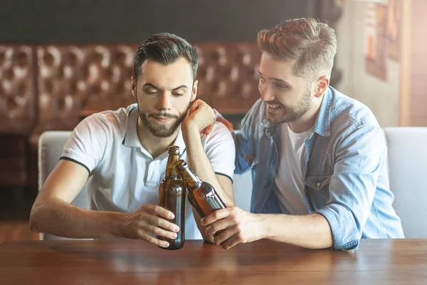 Друзья Мужчины Щелкающие Пивными Бутылками Кафе — стоковое фото
