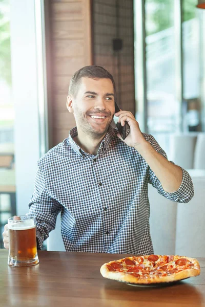 Hombre Sonriente Hablando Teléfono Inteligente Cafetería Durante Día — Foto de Stock