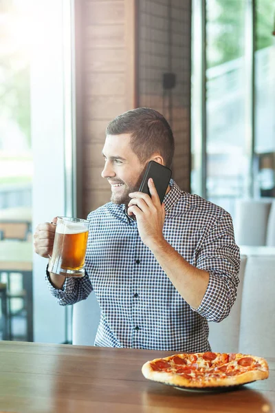 Caucásico Hombre Hablando Teléfono Inteligente Beber Cerveza Cafetería — Foto de Stock