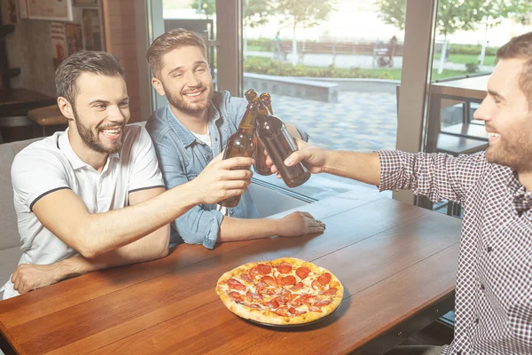 Uomini Che Bevono Birra Insieme Mangiano Pizza Nel Caffè — Foto Stock