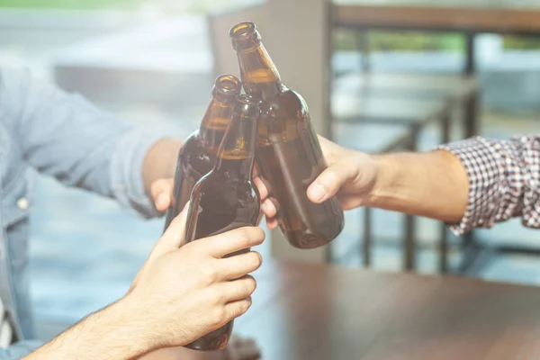 Primer Plano Tres Hombres Haciendo Clic Con Botellas Cerveza — Foto de Stock