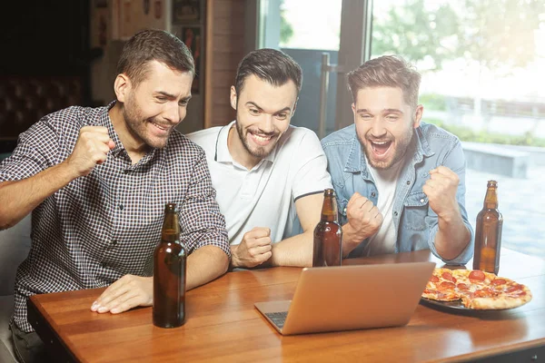 Друзья Мужчины Пьют Пиво Смотрят Спортивную Игру Ноутбуке Кафе — стоковое фото