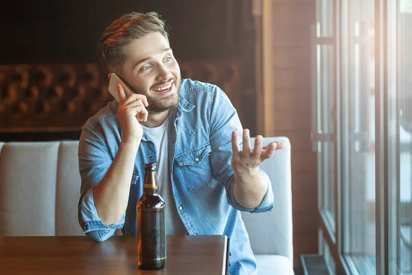 Hombre Feliz Sentado Pub Beber Cerveza Hablar Teléfono Inteligente — Foto de Stock
