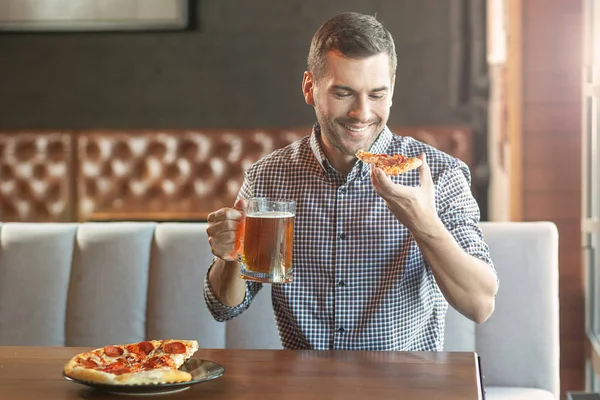 Uomo Sorridente Che Tiene Pezzo Pizza Una Mano Bicchiere Birra — Foto Stock