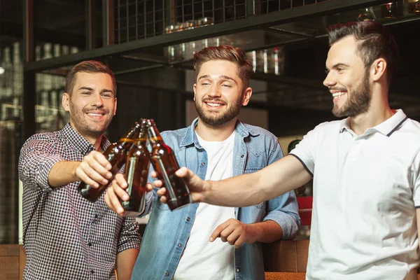 Uomini Sorridenti Cliccando Con Bottiglie Birra Nel Bar — Foto Stock