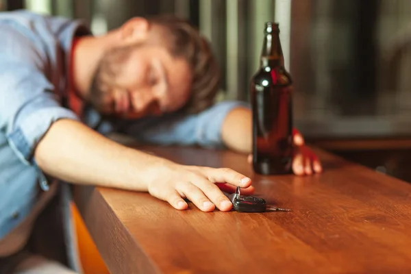 Betrunkener Schläft Auf Theke Und Hält Autoschlüssel Der Hand — Stockfoto