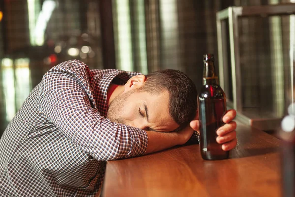 Borracho Durmiendo Mostrador Bar Sosteniendo Vidrio Cerveza — Foto de Stock