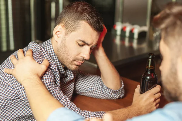 Man Waking His Drunk Friend Bar Counter — Stock Photo, Image