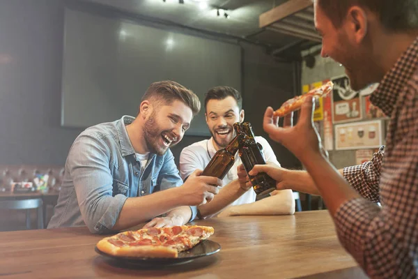 Друзья Едят Пиццу Кафе Веселятся Вместе — стоковое фото