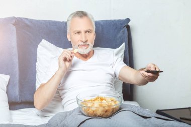 TV izlerken, evde yatakta istirahat ederken cipsi yemek komuta sizde