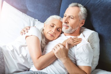 o tv izlerken süre yatakta omuz üzerinde uyuyan kadın adamın