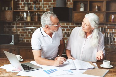 yapı planı çizim ve evde ofis tartışırken mühendisleri