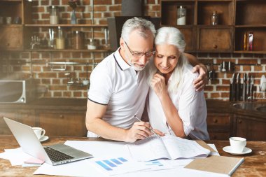 adam karısını mutfak mutfak planı binasında bakarken sarılma