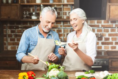 gülen kadın birlikte mutfakta kocası ile yemek