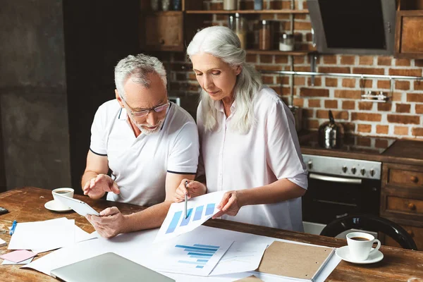 Senior Paar Ingenieurs Bouwtekening Thuis Bespreken Office — Stockfoto