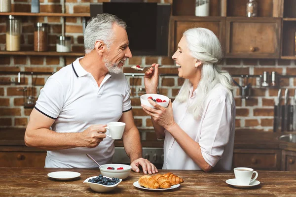 Gelukkige Vrouw Man Vervoederen Havermout Keuken — Stockfoto