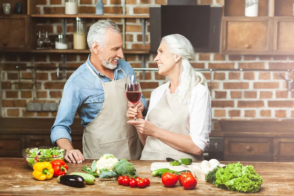 Couple Drinking Red Wine While Cooking Kitchen — Stockfoto