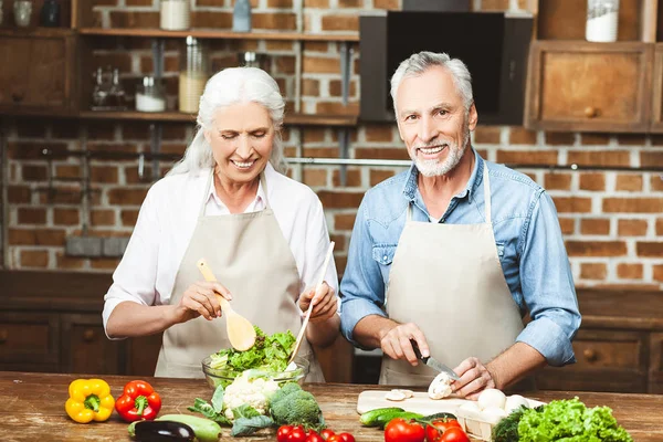 Lycklig Senior Hustru Och Man Matlagning Sallad Till Middag Mannen — Stockfoto