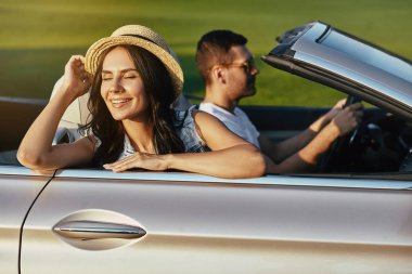 rüya gibi genç kadın erkek arkadaşıyla cabriolet sürme kapalı gözlerle