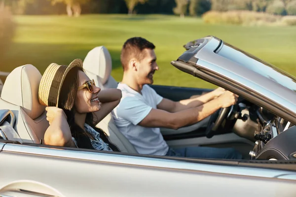 Retrato Pareja Joven Caucásica Conduciendo Cabriolet Camino Del Campo Durante — Foto de Stock