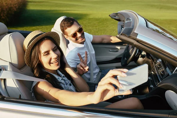 Muotokuva Hymyilevä Pari Ottaa Selfie Älypuhelimeen Istuu Cabriolet — kuvapankkivalokuva