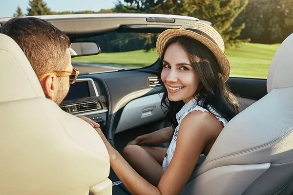 Vista Trasera Retrato Mujer Mirando Cámara Con Cabriolet Conducción Boyfrind — Foto de Stock