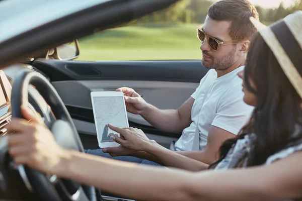 Retrato Mujer Conduciendo Cabriolet Con Novio Usando Tableta Digital Para — Foto de Stock