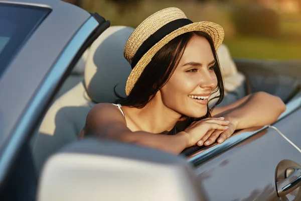 Portret Van Vrolijk Lachende Vrouw Zitten Cabrio Weg Zoek — Stockfoto