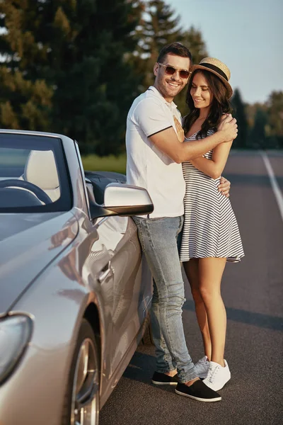 Tiro Comprimento Total Homem Sorridente Inclinando Cabrio Abraçando Sua Namorada — Fotografia de Stock