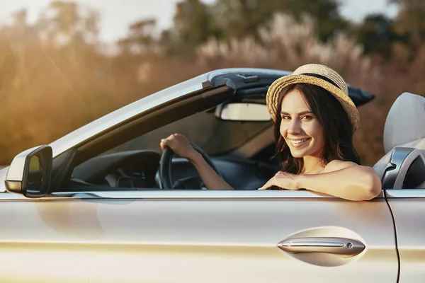 Glückliche Cabrio Fahrerin Und Blick Die Kamera — Stockfoto