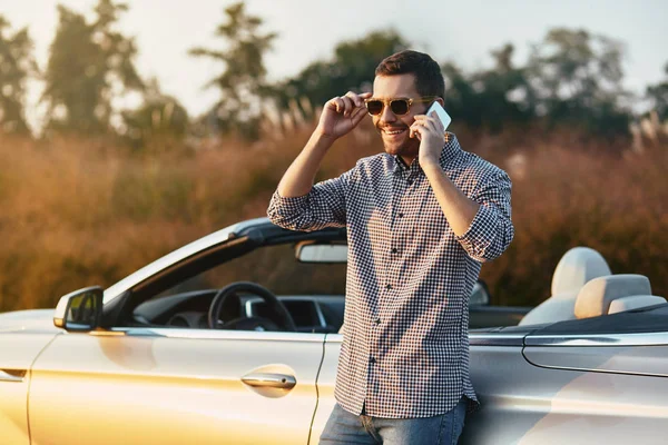 Portret Van Glimlachende Man Praten Smartphone Staan Het Cabrio Buitenleven — Stockfoto