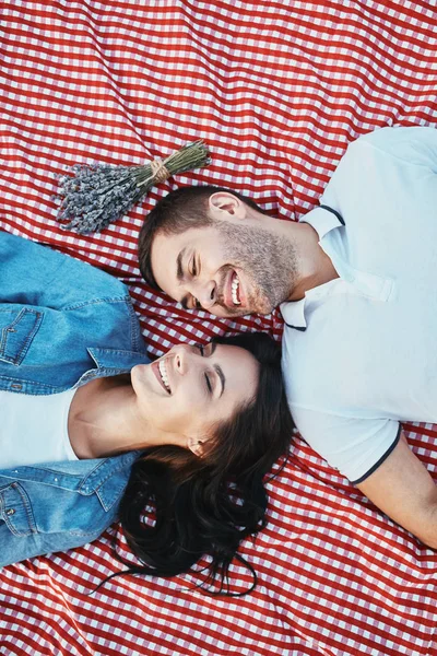 Vista Aérea Casal Feliz Que Coloca Cobertor Colorido Com Olhos — Fotografia de Stock