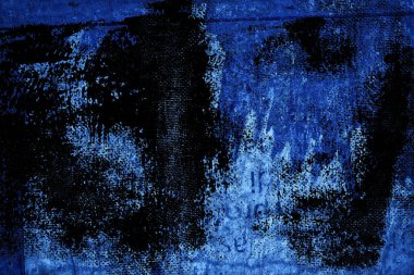 Teneke üzerinde oy dokulu duvar sonra grunge yırtık poster. Yırtık gazete