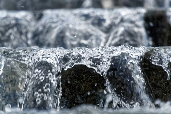 Nahaufnahme Brunnen in Kyiv, frischer Frühlingstag, fließendes Wasser — Stockfoto