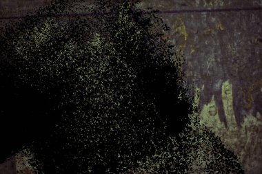 Teneke üzerinde oy dokulu duvar sonra grunge yırtık poster. Yırtık gazete