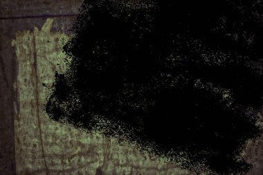 Teneke üzerinde oy dokulu duvar sonra grunge yırtık poster. Yırtık gazete