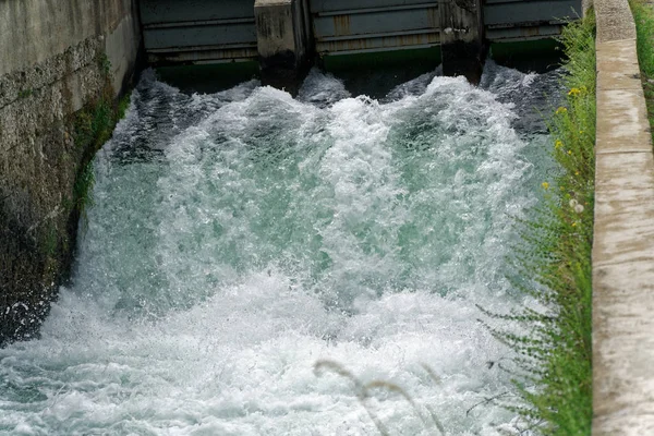 Künstlicher Damm Und Wasserfall Zur Feldbewässerung — Stockfoto