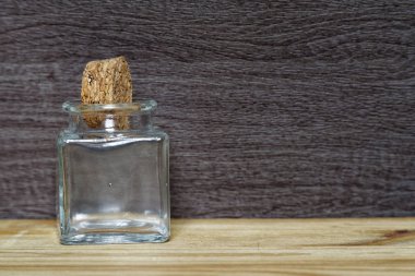 Ahşap masa, mockup kartpostal veya tebrik kartı için mantar ile jar