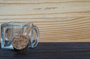 Ahşap masa, mockup kartpostal veya tebrik kartı için mantar ile jar