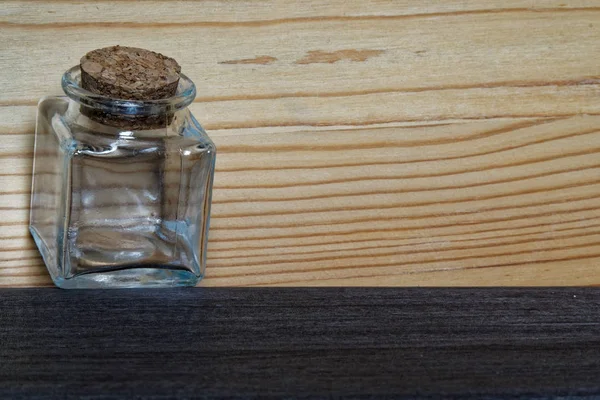 Pot met kurk op houten tafel, mockup voor briefkaart of Saluut Roos — Stockfoto