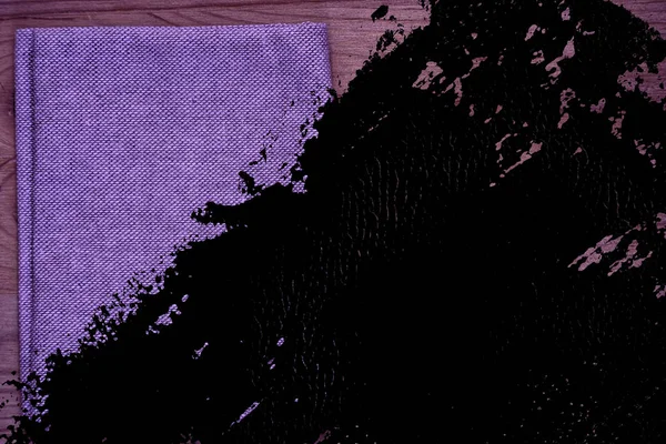 垃圾超紫色明信片样品, 亚麻布表面上的木桌与免费 copyspace 的问候语 — 图库照片