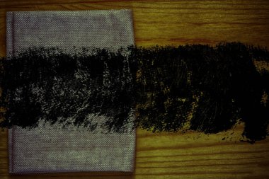 Grunge kirli Ultra turuncu kartpostal örnek, keten kumaş yüzeyinde mock-up için ücretsiz boşaltmak ile ahşap masa