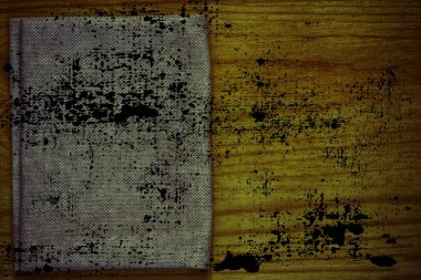 Grunge kirli Ultra turuncu kartpostal örnek, keten kumaş yüzeyinde mock-up için ücretsiz boşaltmak ile ahşap masa